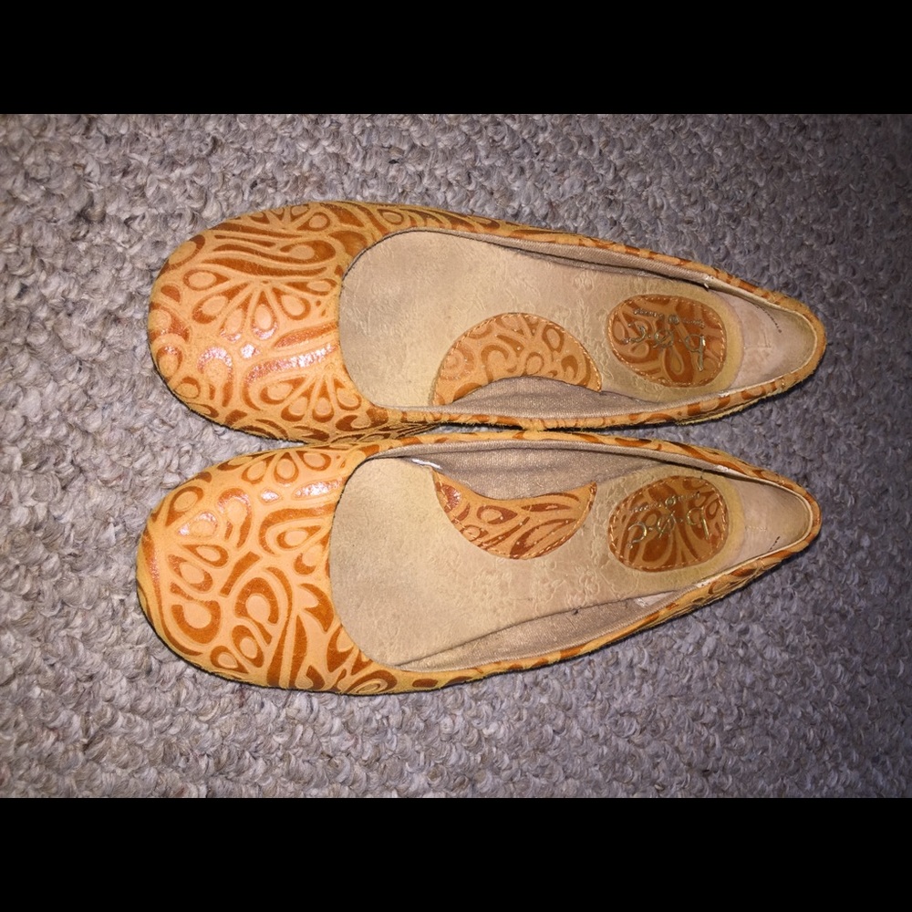 Golden suede patterned flat size 6.5